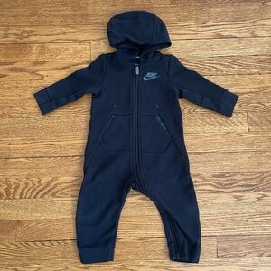 Nike Baby Tech Fleece Hooded Romper, size 12 months, in Black